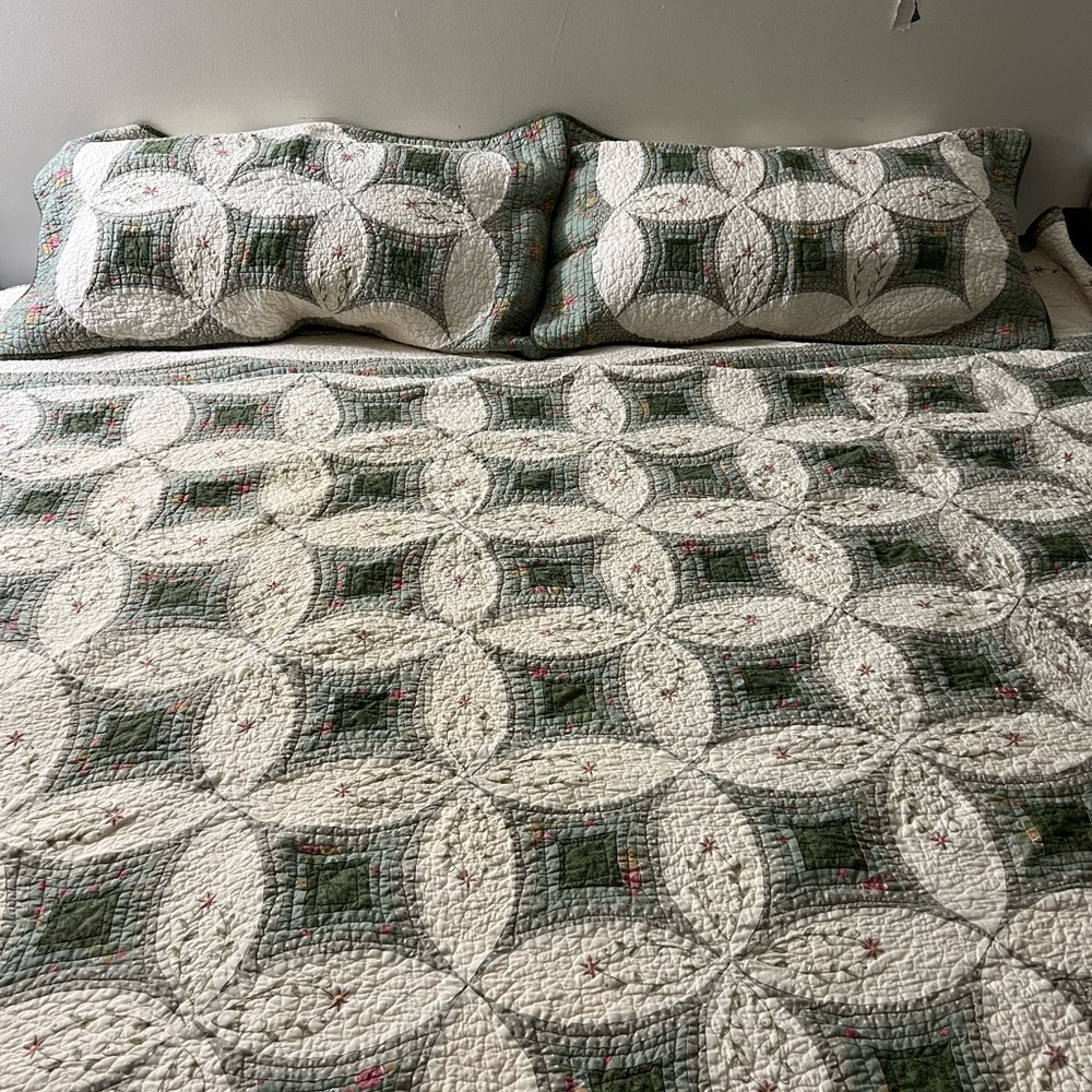 Elegant Green and White Quilted Bedding Set